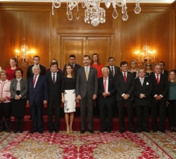 Fotografía de grupo de Sus Majestades los Reyes con los galardonados con las "Medallas de Asturias 2014"